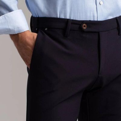 Dettaglio pantalone uomo tecno stretch